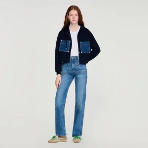 Tröja i stickat och jeans